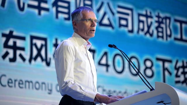 Carlos Tavares en Chine, où les ventes de PSA se sont effondrées de 56% en avril.