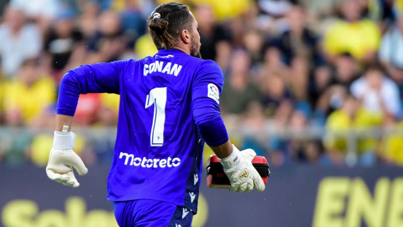 Le gardien de Cadix Jeremías Ledesma qui amène un défibrillateur en tribune lors du match contre le Barça en Liga, le 10 septembre 2022