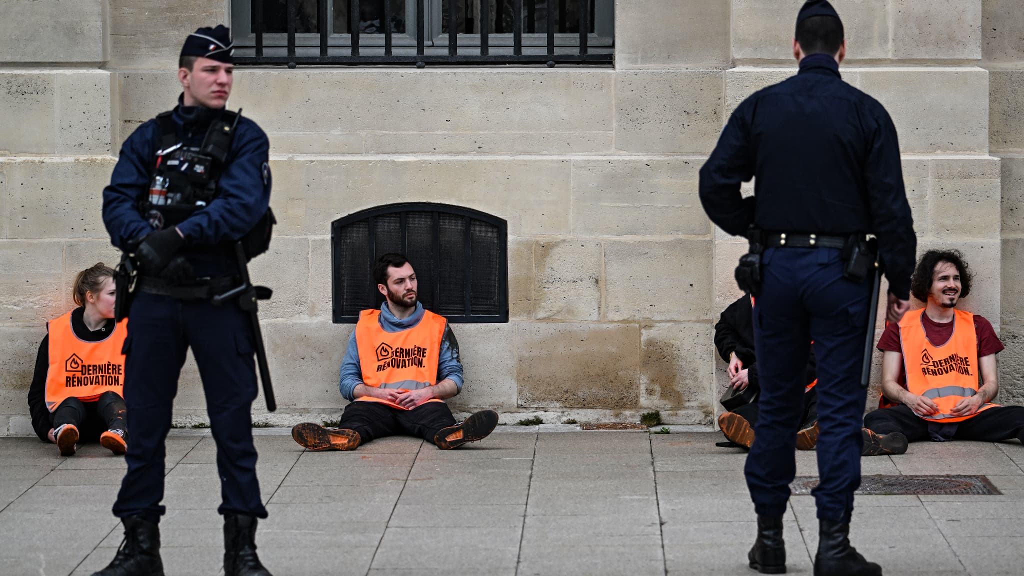 Des militants écologistes ont recouvert de peinture la fondation Louis-Vuitton et la place Vendôme le 1er mai 2023. Des militants écologistes ont recouvert de peinture la fondation Louis-Vuitton et la place Vendôme le 1er mai 2023.