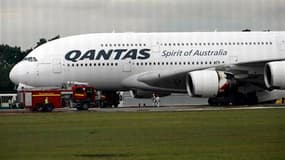 Un Airbus A380 de la Qantas a dû revenir se poser en urgence jeudi à l'aéroport de Singapour, après un incident moteur qui n'a pas fait de blessés. En conséquence, la compagnie aérienne australienne a suspendu les vols de sa flotte de six Airbus A380. /Ph