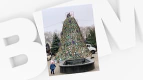 Un arbre de Noël a été construit par des habitants de Mykolaïv avec des filets de camouflage, en Ukraine, 16 décembre 2022