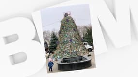 Un arbre de Noël a été construit par des habitants de Mykolaïv avec des filets de camouflage, en Ukraine, 16 décembre 2022