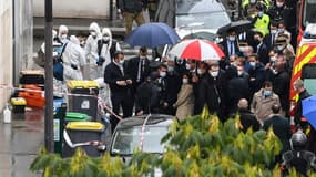 Le Premier ministre Jean Castex, le ministre de l'Intérieur Gérald Darmanin et la maire de Paris Anne Hidalgo sur la scène de l'attaque au hachoir près des anciens locaux de Charlie Hebdo le 25 septembre 2020, à Paris