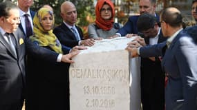Hatice Cengiz, Jeff Bezos, Tawakkol Karman et d'autres proches et soutiens se tiennent derrière la pierre commémorative pour Jamal Khashoggi