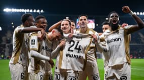 Les Lensois célèbrent un but contre Angers en l'honneur de Jonathan Gradit après sa grosse blessure, le 30 novembre 2025