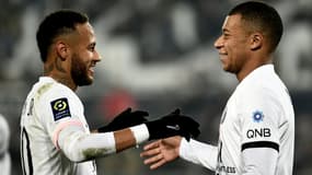 L'attaquant brésilien du Paris Saint-Germain, Neymar, est félicité par l'attaquant Kylian Mbappé, après son doublé contre Bordeaux, lors de la 13e journée de Ligue 1, le 6 novembre 2021 au Matmut Atlantique Stadium </p>