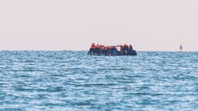 Un groupe de migrants sur un "small boat", petit bateau gonflable, tentant de traverser la Manche et de rejoindre l'Angleterre depuis Gravelines (Nord) le 15 août 2015.