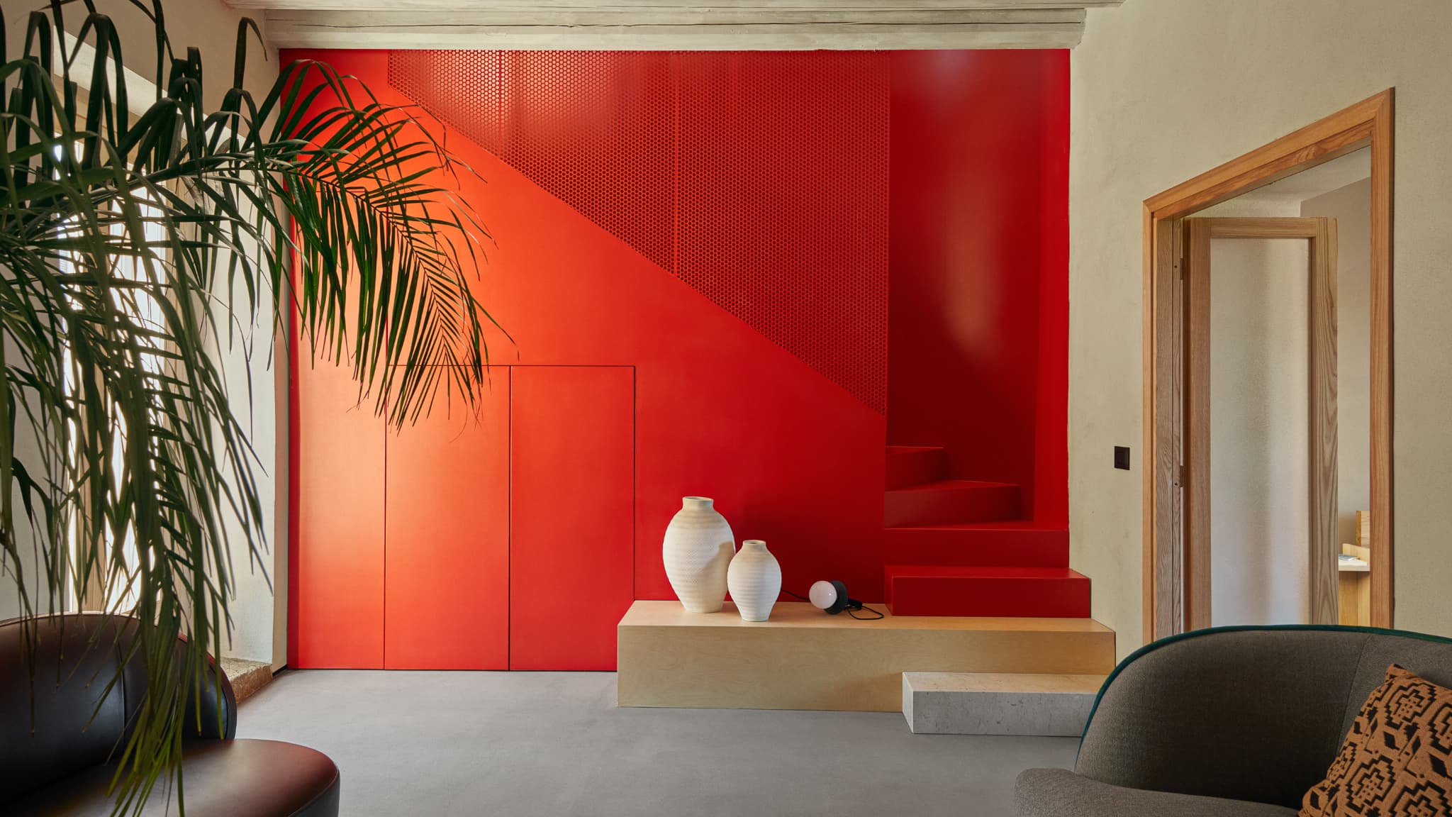 Vue de l'intérieur de la maison rénovée. 