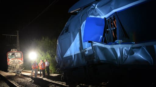 Des employés de la SNCF et des pompiers à côté des deux trains entrés en collision à Denguin, près de Pau, le 17 juillet 2014..