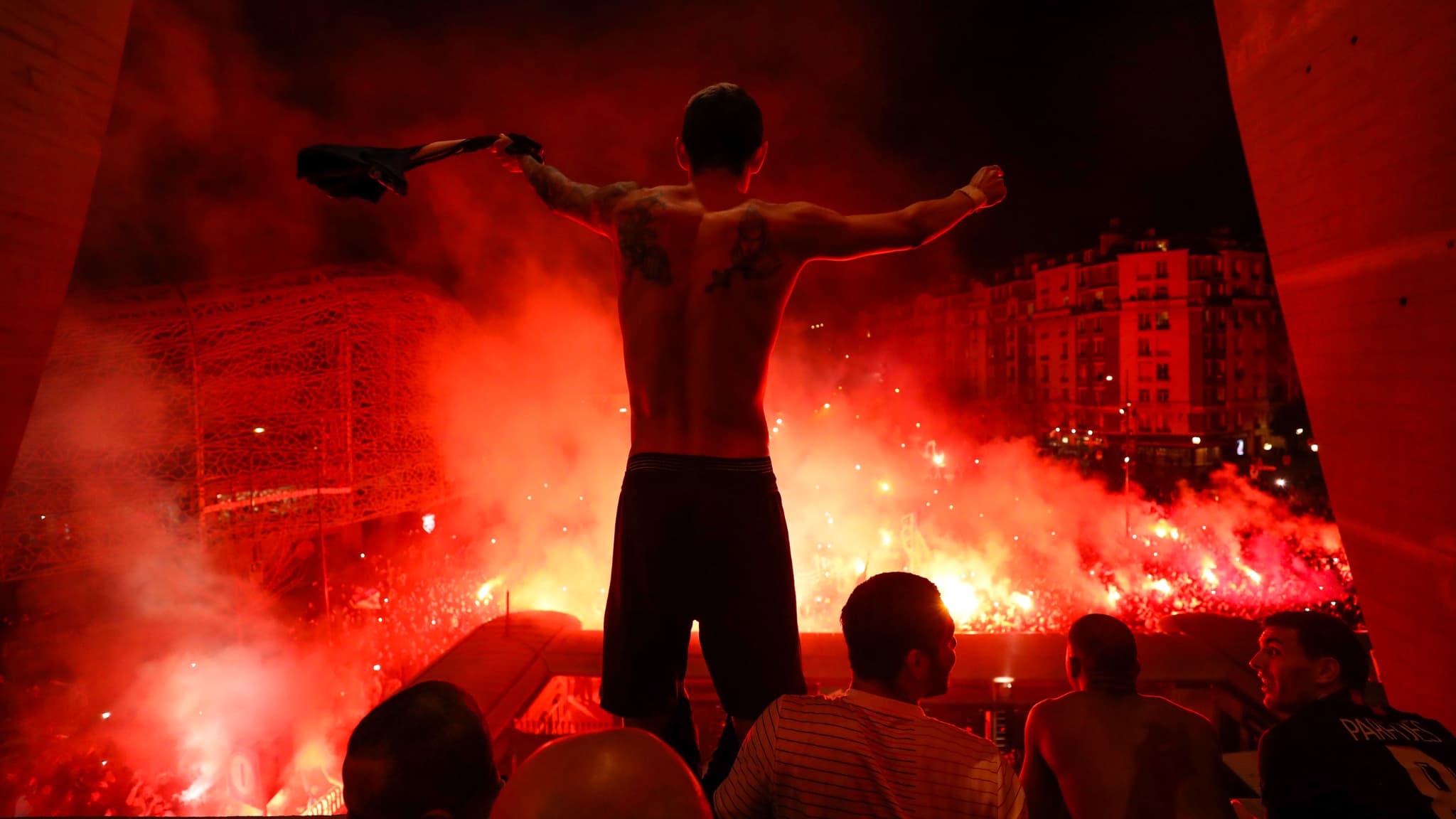 Angel Di Maria célèbre la victoire du PSG face à Dortmund (2-0) avec les supporteurs massés devant le Parc des Princes, le 11 mars 2020