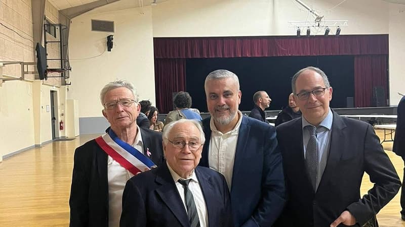 Le nouveau maire de Pierrelaye Claude Cauet (à gauche) avec l'ancien Michel Vallade (devant).