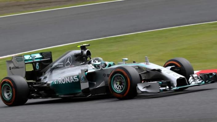 Les équipes comme Mercedes, ici en photo avec la monoplace de Lewis Hamilton ont des marges de manoeuvre financières plus importantes que la grande majorité des autres équipes