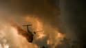 Des pompiers luttent contre les flammes près de Landiras, en Gironde, le 9 août 2022.