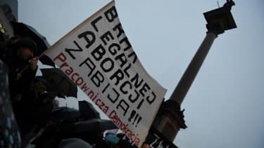 Des femmes brandissent une pancarte arborant le message "l'absence d'avortement légal tue", lors d'une manifestation à Varsovie, le 3 octobre 2017
