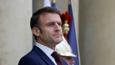 Le président Emmanuel Macron sur le perron de l'Elysée, le 19 février 2024 à Paris