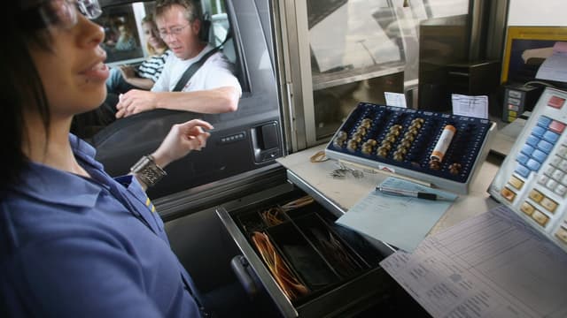 L'exécutif a fait le choix de ne pas faire financer ces travaux par les sociétés d'autoroute en échange d'un allongement de leur contrats de concession car la procédure "prendrait trop de temps".