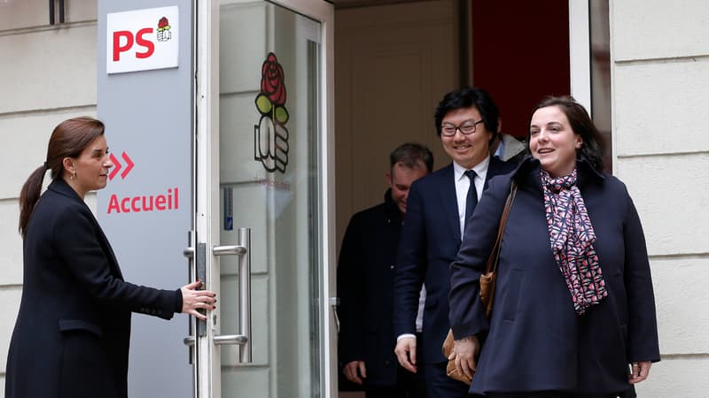 Emmanuelle Cosse et Jean-Vincent Placé quittent le siège du Parti socialiste, le 30 mars 2015