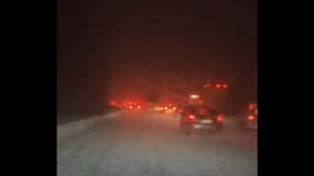 L'autoroute A13 est paralysée par la neige ce lundi 8 janvier au soir.