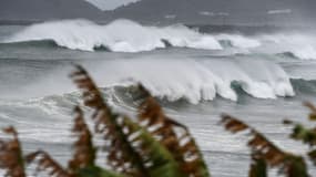 De fortes vagues balayent la côte à Makurazaki (Japon) le 6 septembre 2020 alors qu'approche le typhon Haishen