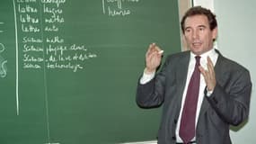 François Bayrou, alors ministre de l'Éducation nationale, le 7 septembre 1993 dans un lycée à Orléans (Loiret).