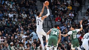 Victor Wembanyama inscrivant un shoot à trois points devant Giannis Antetokounmpo, lors de Spurs-Bucks en NBA, le 31 janvier 2025