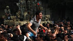 La nomination d'un vice-président, pour la première fois en trente ans, n'apaise pas la colère des manifestants (ici au Caire), qui continuent à réclamer le départ d'Hosni Moubarak. /Photo prise le 29 janvier 2011/REUTERS/Asmaa Waguih