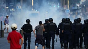 Des policiers tentent de disperser des manifestants lors d'émeutes à Marseille, le 1er juillet 2023