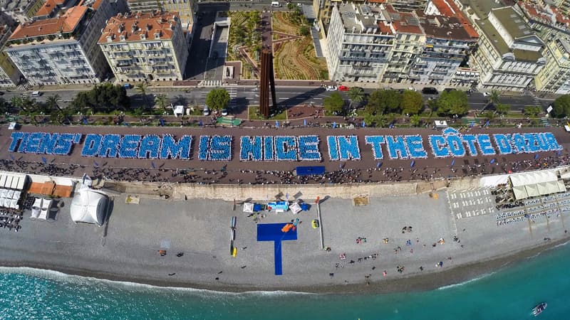 Quelque 6.400 touristes en majorité chinois invités par leur patron ont formé la plus longue phrase humaine sur la promenade des Anglais à Nice, le 8 mai 2015