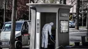 Des toilettes publiques désinfectées.