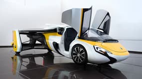 Ce véhicule créé par Aeromobil, une société slovaque, permet de se faufiler sur la route et de s'envoler comme un avion.