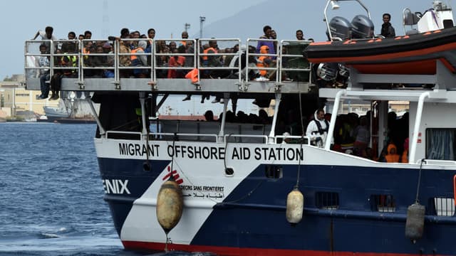 Des migrants arrivant par bateau dans le port de Messina.