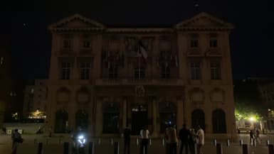 Le fronton éteint de la mairie de Marseille, le 29 mai 2024