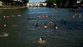 Des résidents se baignant dans la Seine au centre de la capitale le 17 juillet 2024 à Paris