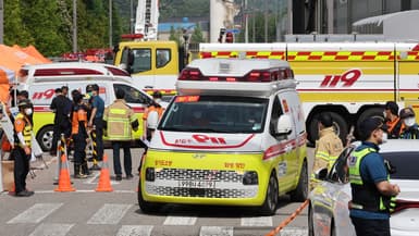 Une ambulance après l'incendie d'une usine à Hwaseong (Corée du Sud).