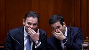 Le ministre porte-parole du gouvernement, Antonio Leitao Amaro (à droite), a annoncé l'adoption d'un projet de loi visant à durcir les sanctions contre les cheminots ne respectant pas les règles de sécurité et "créant une interdiction de conduire sous l'influence de l'alcool".