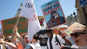 Des étudiants et jeunes médecins protestent contre la proposition de loi sur les "déserts médicaux" portée par le député socialiste Guillaume Garot