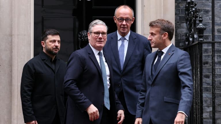 Le président ukrainien Volodymyr Zelensky, le Premier ministre britannique Keir Starmer, le chancelier allemand Friedrich Merz et le président français Emmanuel Macron à Londres, le 8 décembre 2025