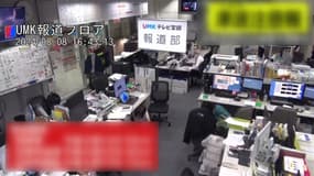 Des personnes se cachent sous leur bureau lors du tremblement de terre qui s'est produit le 8 août 2024 au Japon. 