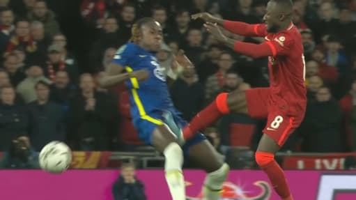 L'énorme faute de Keita sur Chalobah lors de Liverpool-Chelsea, le 27 février 2022 L'énorme faute de Keita sur Chalobah lors de Liverpool-Chelsea, le 27 février 2022
