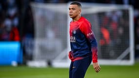 Kylian Mbappé à l'échauffement au Parc des Princes, 10 avril 2024