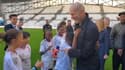 Zinédine Zidane avec des enfants lors du Tournoi des Défenseurs de l’Enfance au stade Vélodrome de Marseille