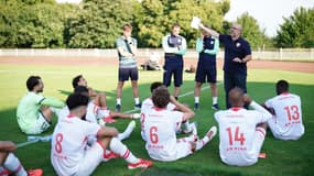 L'entraîneur de Nancy Pablo Correa parle à ses joueurs le 1er août 2025