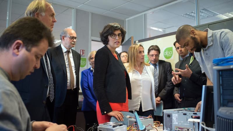 Myriam El Khomri, la ministre du Travail, en visite dans un centre de formation des adultes, à Marseille. 