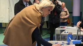 Marine Le Pen dépose son bulletin de vote dans un bureau de vote à Henin-Beaumont, le 15 mars 2020