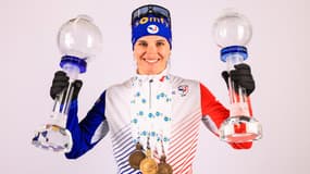 Julia Simon avec ses deux petits globes de poursuite et de mass-start, le 19 mars 2023