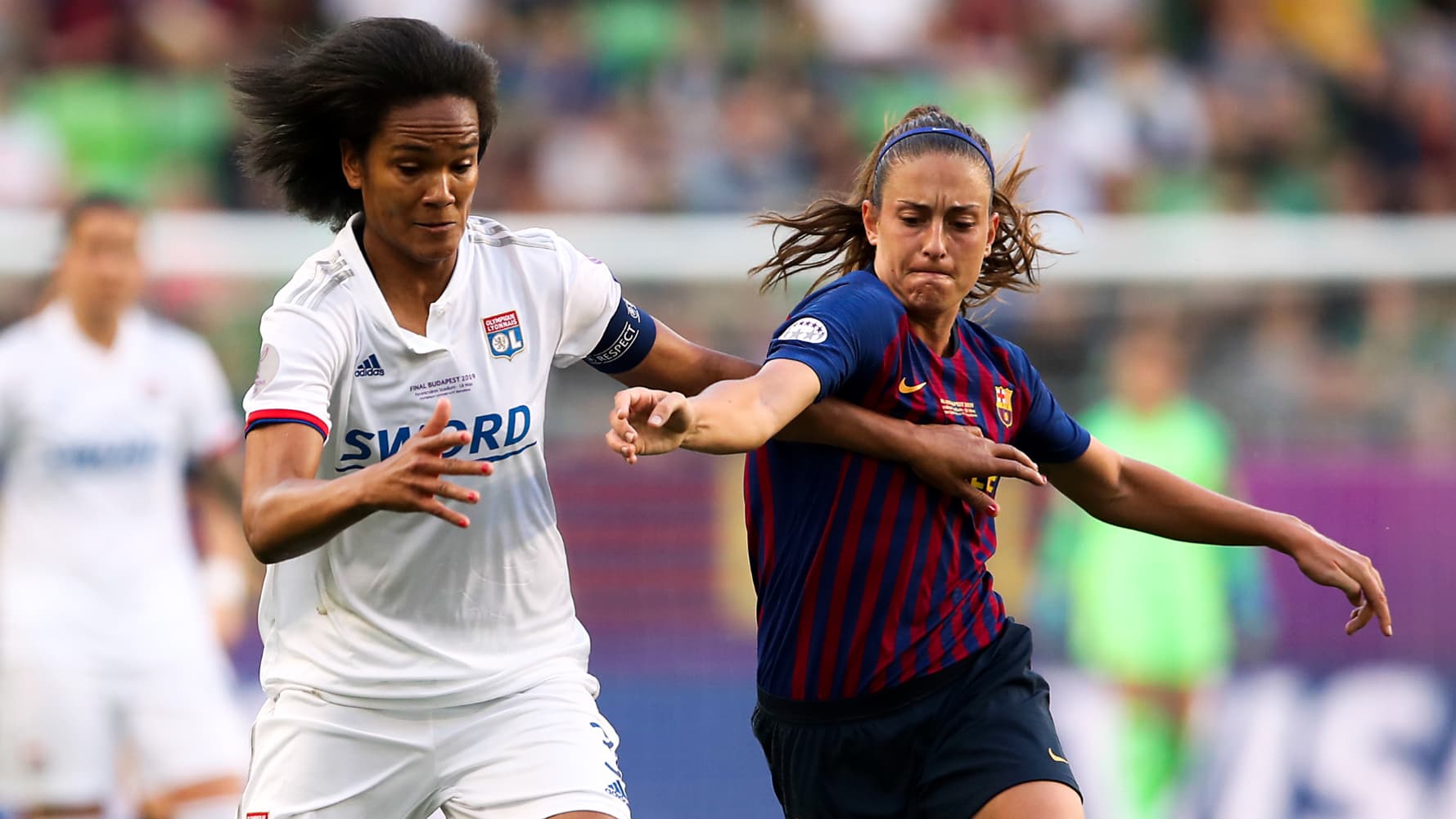La défenseure de l'Olympique lyonnais Wendie Renard au duel avec la joueuse du Barça Alexia Putellas, 18 mai 2019