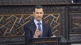 Bachar al Assad lors d'un discours devant le parlement syrien, en juin dernier. Cité par l'hebdomadaire égyptien Al Ahram Al Arabi dans son édition de vendredi, le président syrien affirme que les groupes armés qui tentent de renverser son régime "ne sero