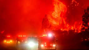 Les pompiers tentent d'éteindre un mégafeu en Californie le 26 juillet 2024.