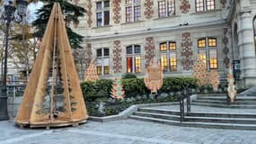 La mairie du 12e arrondissement a choisi d'installer des sapins de Noël en bois. 