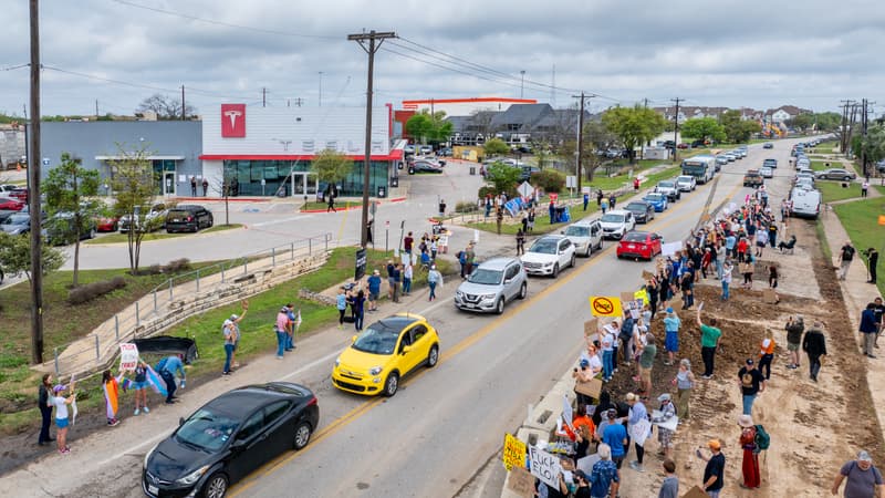 Des manifestants protestent contre le PDG de Tesla, Elon Musk, lors d'un rassemblement national "Tesla Takedown" chez un concessionnaire, le 29 mars 2025 à Austin, au Texas.